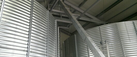 Binnensilo voor graanopslag in schuur