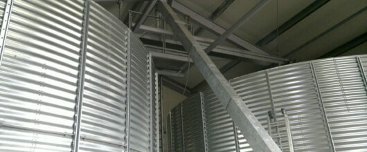 Binnensilo voor graanopslag in schuur