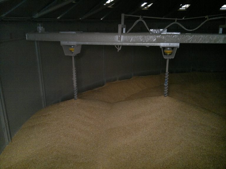Graan drogen en bewaren in buitensilo met roerinstallatie