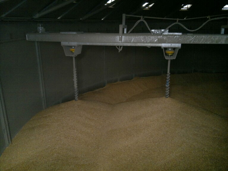 Dry and store grain in outdoor silo with stirring installation
