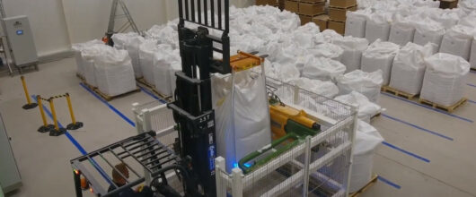 Semi-automatic Bigbag Crusher from Jansen&Heuning processing a bulk bag for efficient material handling.