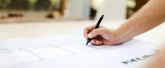 Technisch adviseur bespreekt installatiemogelijkheden