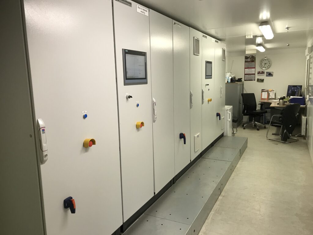 Besturingskast elektro en besturingstechniek Jansen&Heuning voor industriële beluchting en transportinstallaties