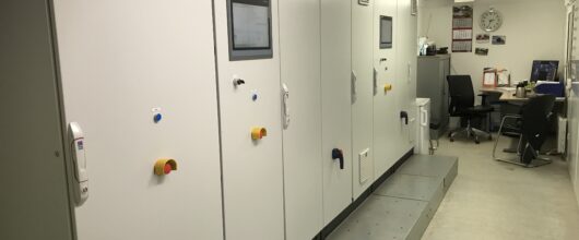 Besturingskast elektro en besturingstechniek Jansen&Heuning voor industriële beluchting en transportinstallaties