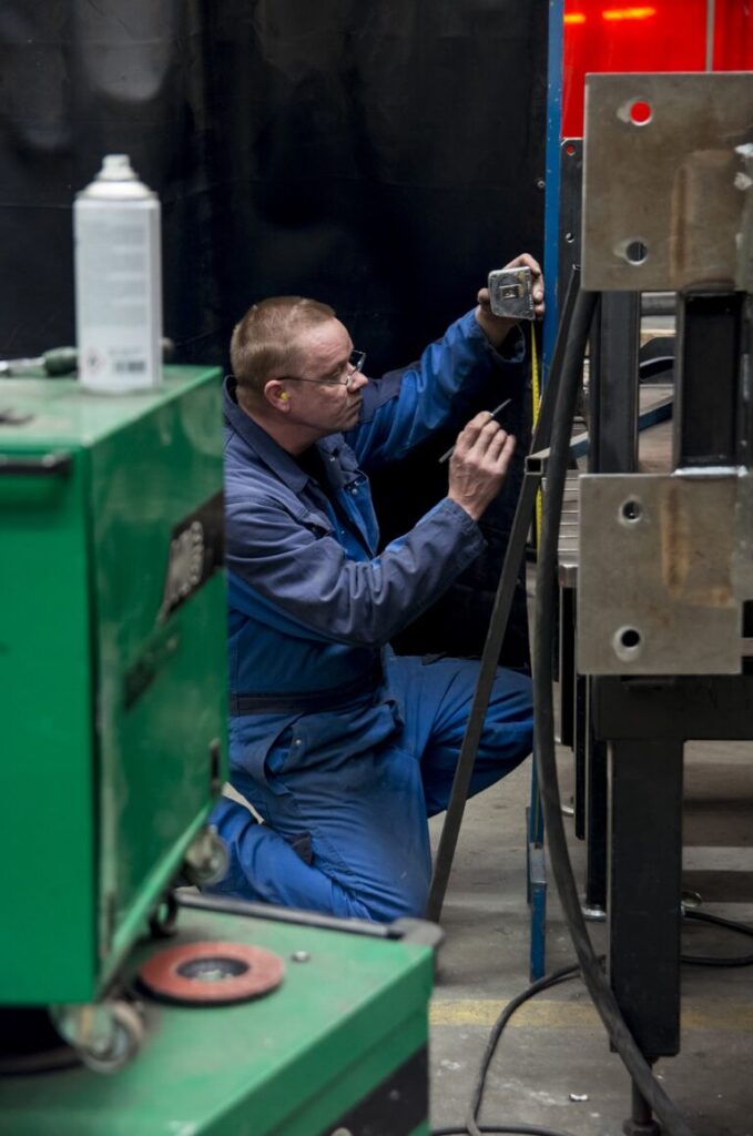 Technisch medewerker meet constructie in op locatie