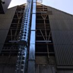 bekerelevator gemonteerd in gebouwgevel