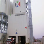 bekerelevator in witte fabriek met logo